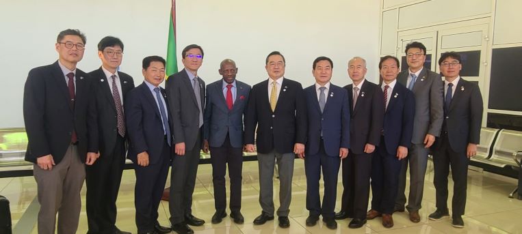 Foreign Minister Engages with High-Level Delegation from Korea